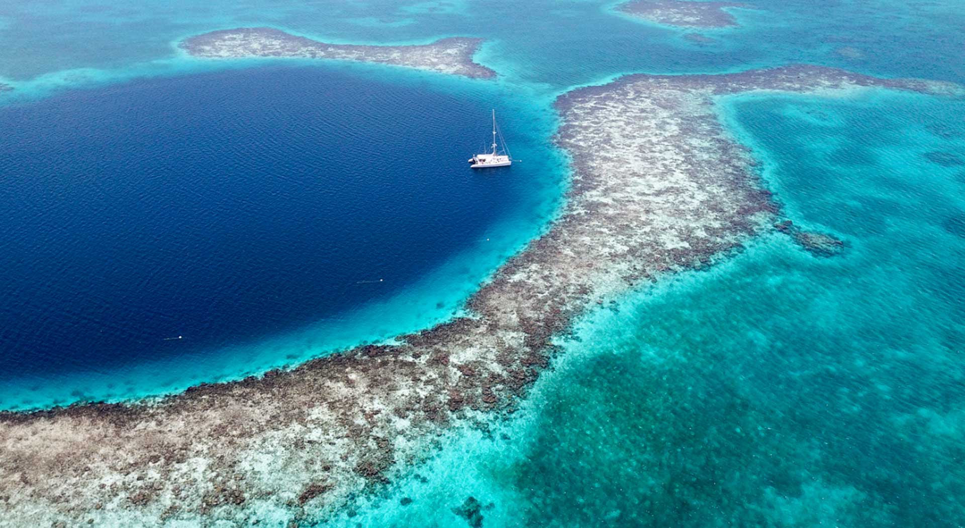 Crociera a vela ai Caraibi: il Belize in catamarano