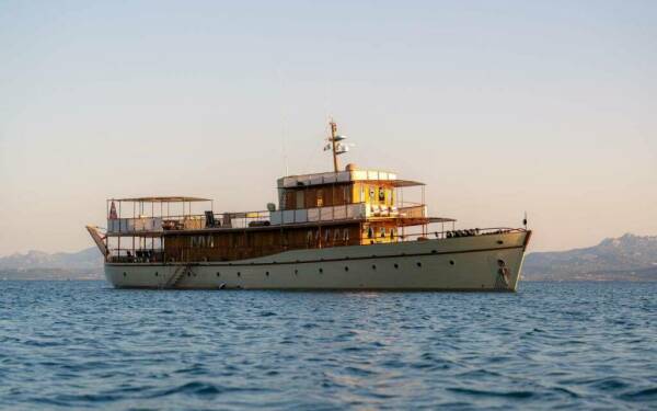 OVER THE RAINBOW OF LONDON Catamarán de lujo