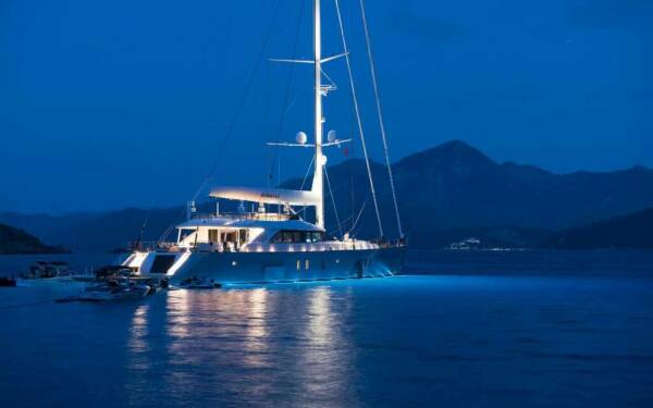 All About U 2 Luxus-Segelyacht