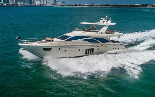 OWN THE NIGHT Catamarán de lujo