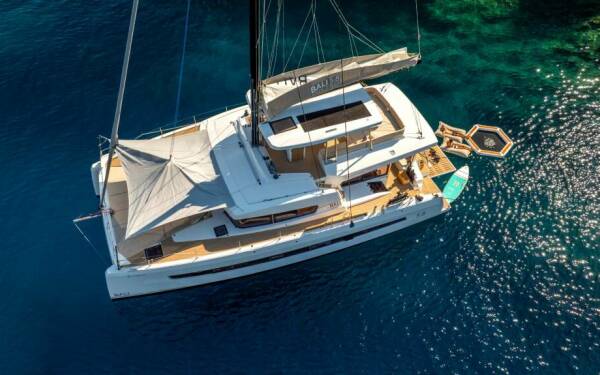 Farben  Luxury catamaran