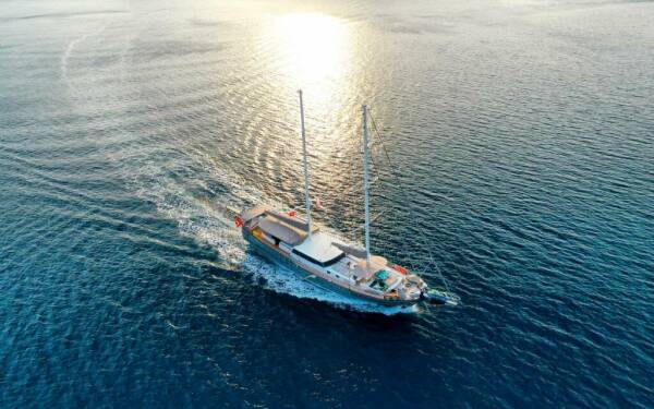 NEVRA QUEEN Yate de lujo a motor