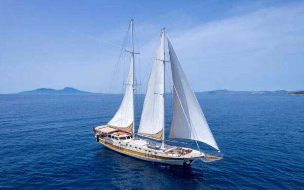 Torini Luxury sailing yacht
