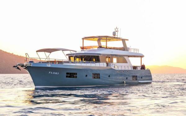 FLOKI Catamarán de lujo