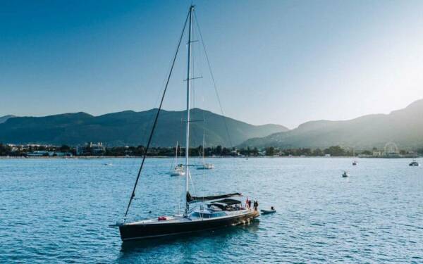 FREE AT LAST Yate de lujo de vela