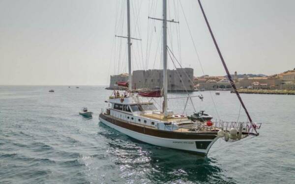 Adriatic Holidays  Yate de lujo a motor