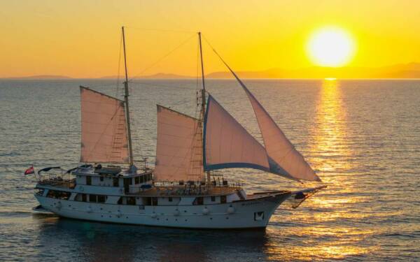 Mendula Luxury motor yacht