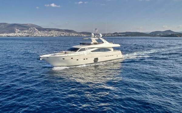 JULIE M Catamarano di lusso