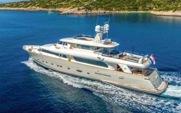 KLOBUK Catamarán de lujo