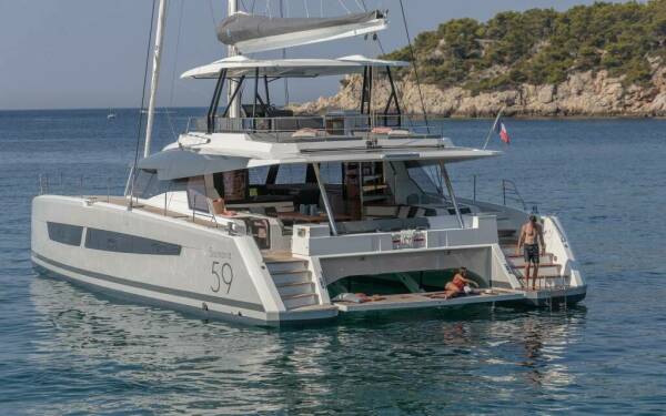 PORT TO VINO Samana 59 Catamarán de lujo