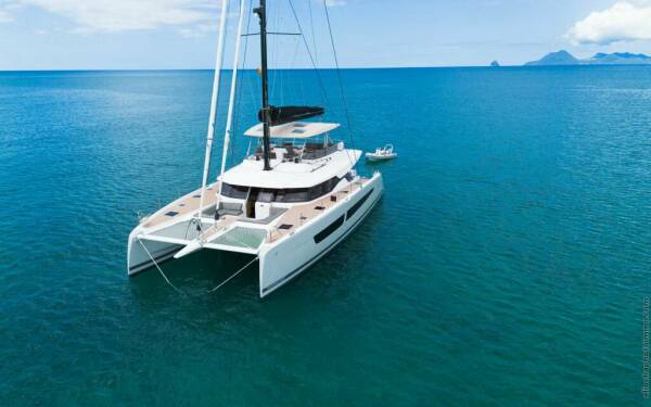 OKINAWA Catamarano di lusso