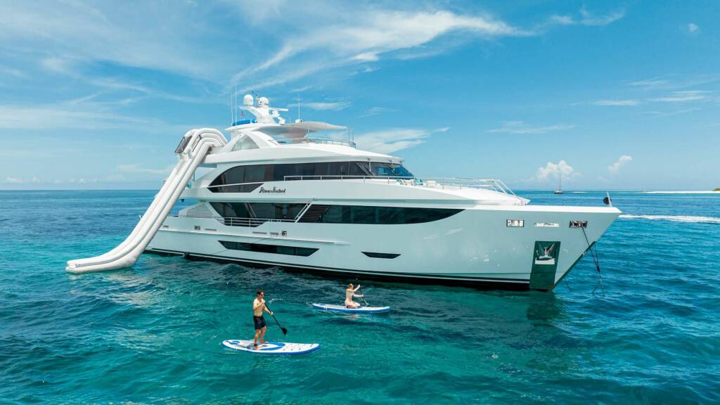 ROMEO FOXTROT Catamarán de lujo