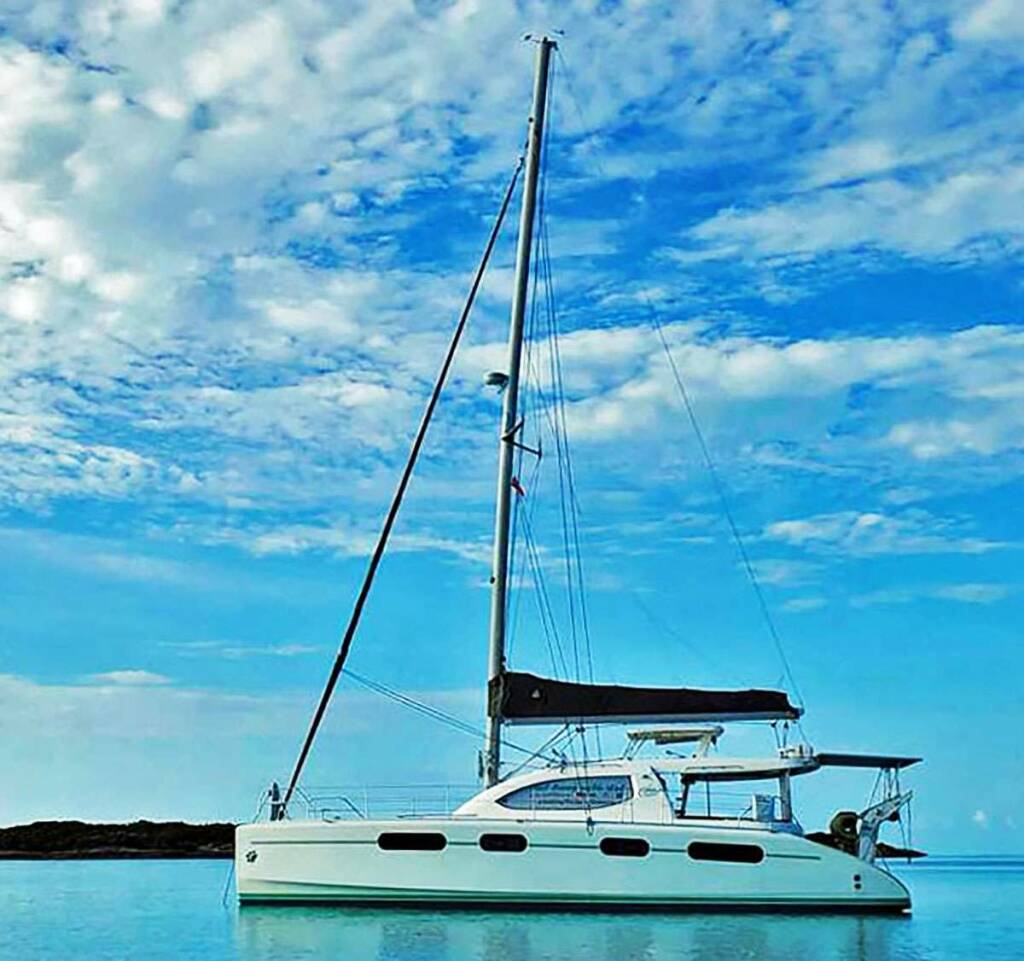 THE SPACE BETWEEN Catamarán de lujo