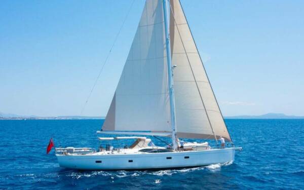CHAMPAGNE HIPPY Yacht a vela di lusso