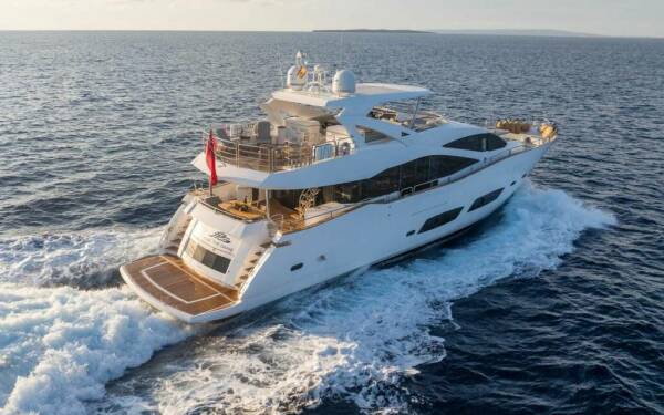 PLAY THE GAME Catamarán de lujo