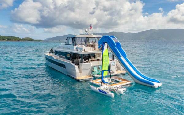 FOREVER YOUNG Catamarano di lusso