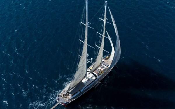 UBI BENE Yate de lujo de vela