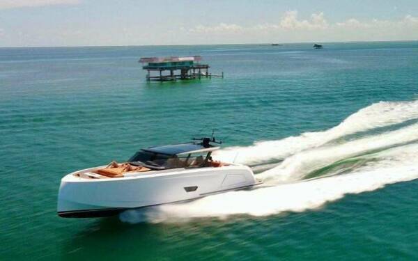 58 Vanquish  Catamarán de lujo