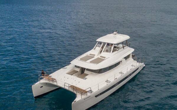 OUT OF OFFICE Catamarán de lujo