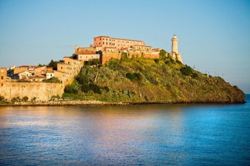 Sailing cruise towards Elba Island