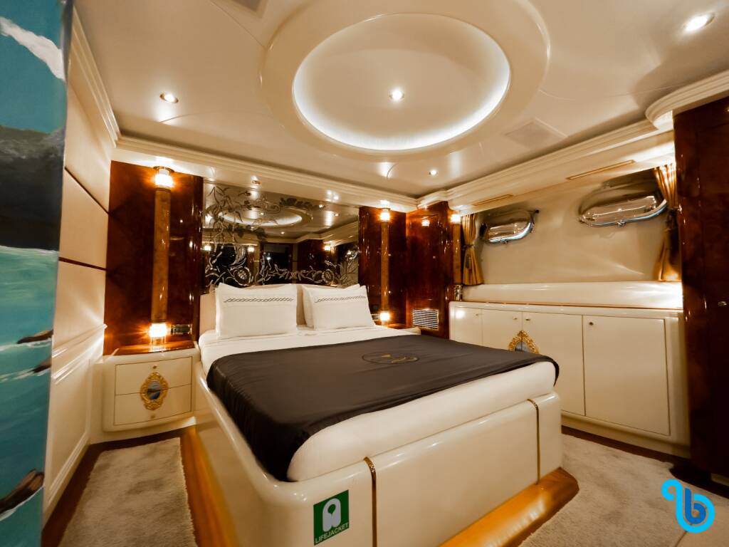 42 M Motor Yacht Crocus, CROCUS