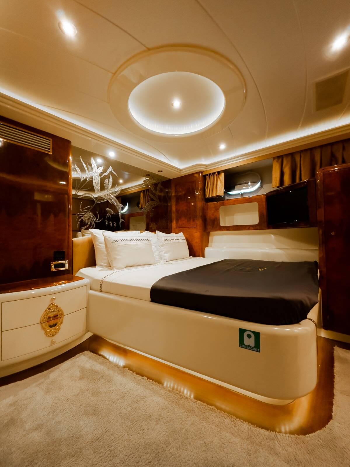 42 M Motor Yacht Crocus, CROCUS