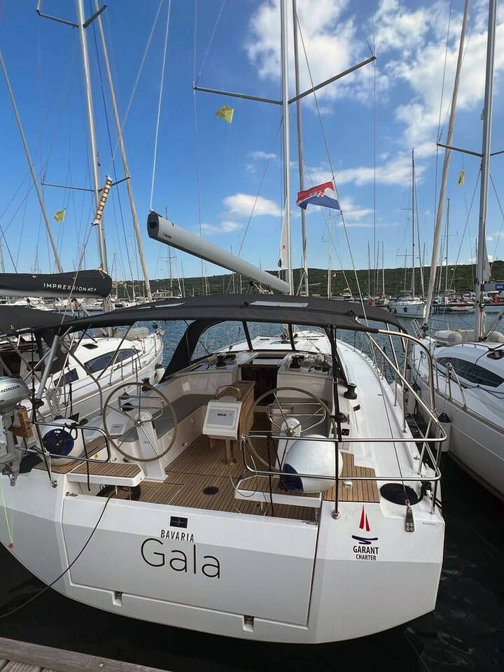 Bavaria C42, Gala