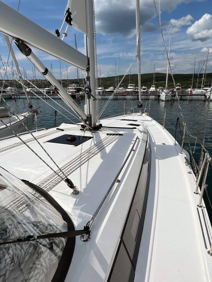 Bavaria C42, Gala