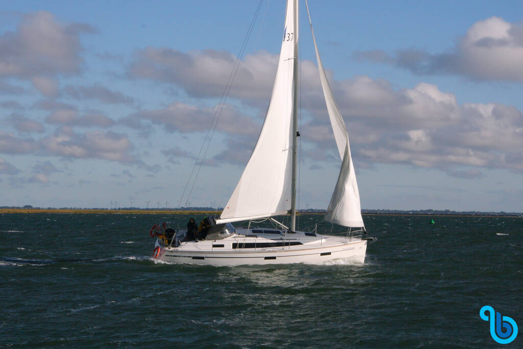 Bavaria Cruiser 37, 