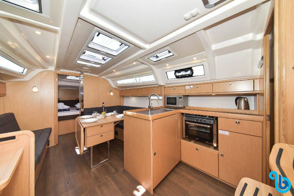 Bavaria Cruiser 37, WHITE PEARL