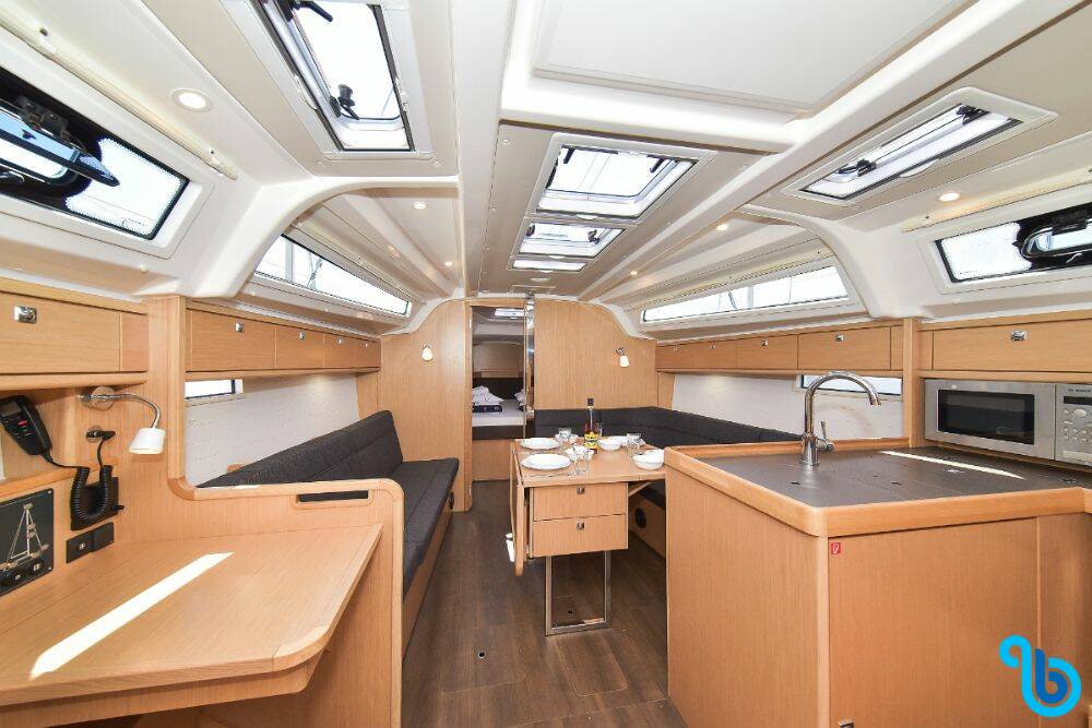 Bavaria Cruiser 37, WHITE PEARL