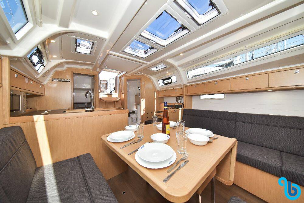 Bavaria Cruiser 37, WHITE PEARL