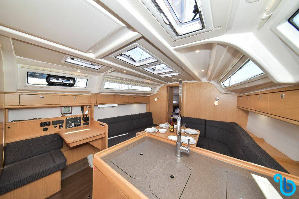 Bavaria Cruiser 37, WHITE PEARL