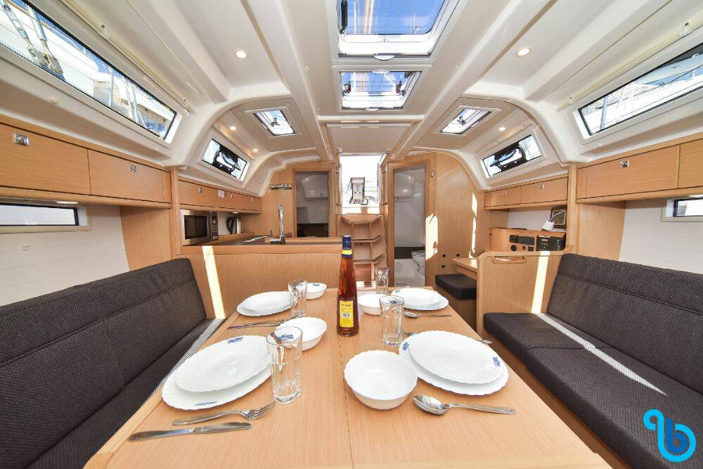 Bavaria Cruiser 37, WHITE PEARL