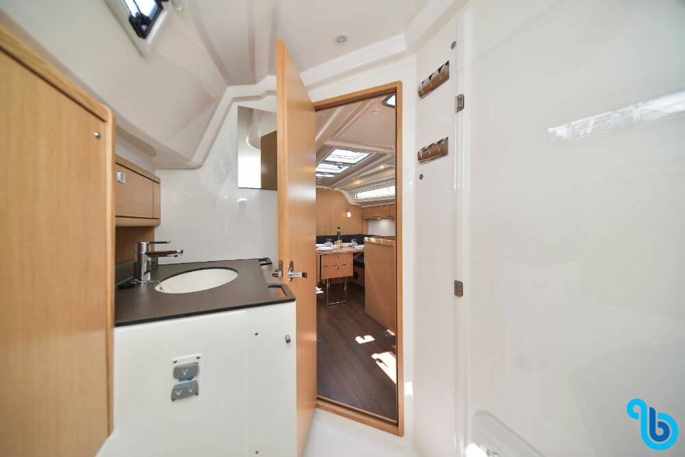 Bavaria Cruiser 37, WHITE PEARL