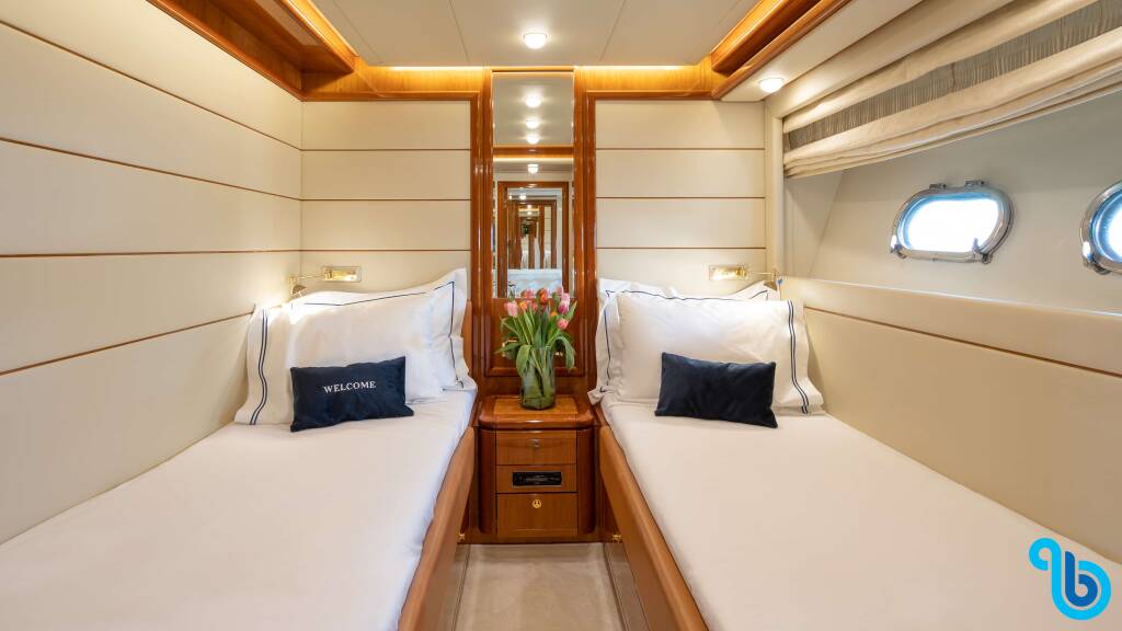 Ferretti Yachts 880, Estia YI