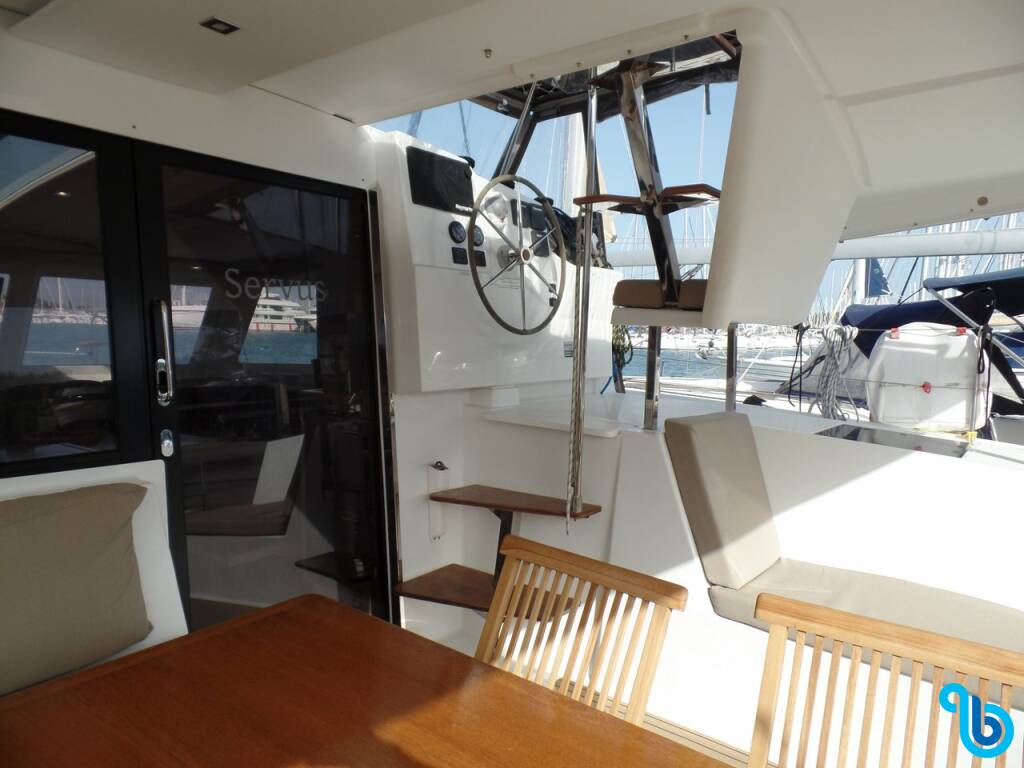 Fountaine Pajot Lucia 40, Servus