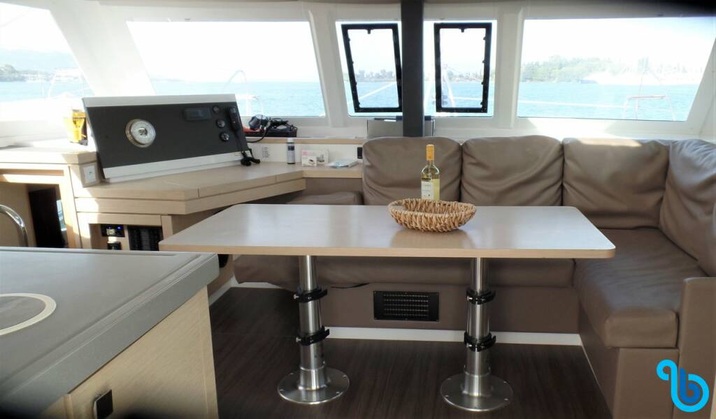 Fountaine Pajot Lucia 40, Servus