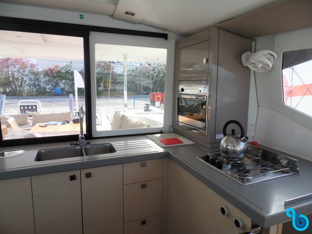 Fountaine Pajot Lucia 40, Servus