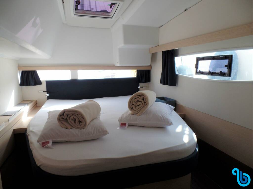 Fountaine Pajot Lucia 40, Servus