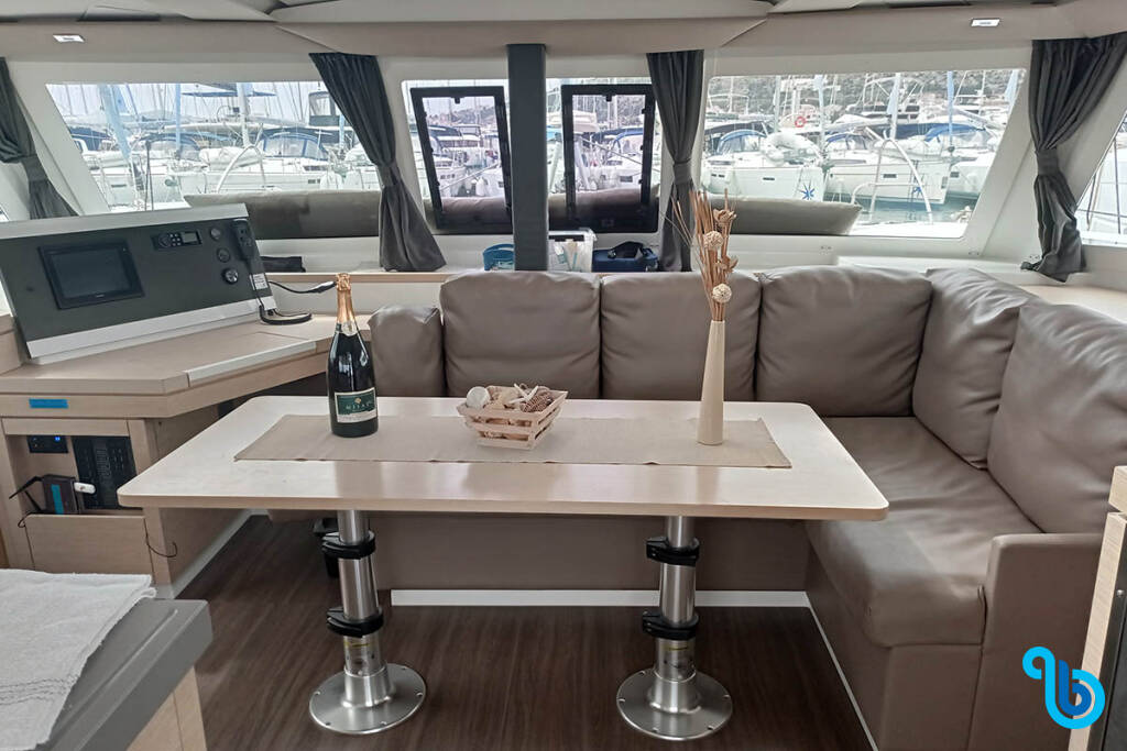 Fountaine Pajot Lucia 40, Admira