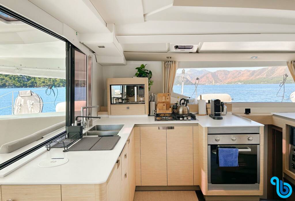 Fountaine Pajot Tanna 47, Angara