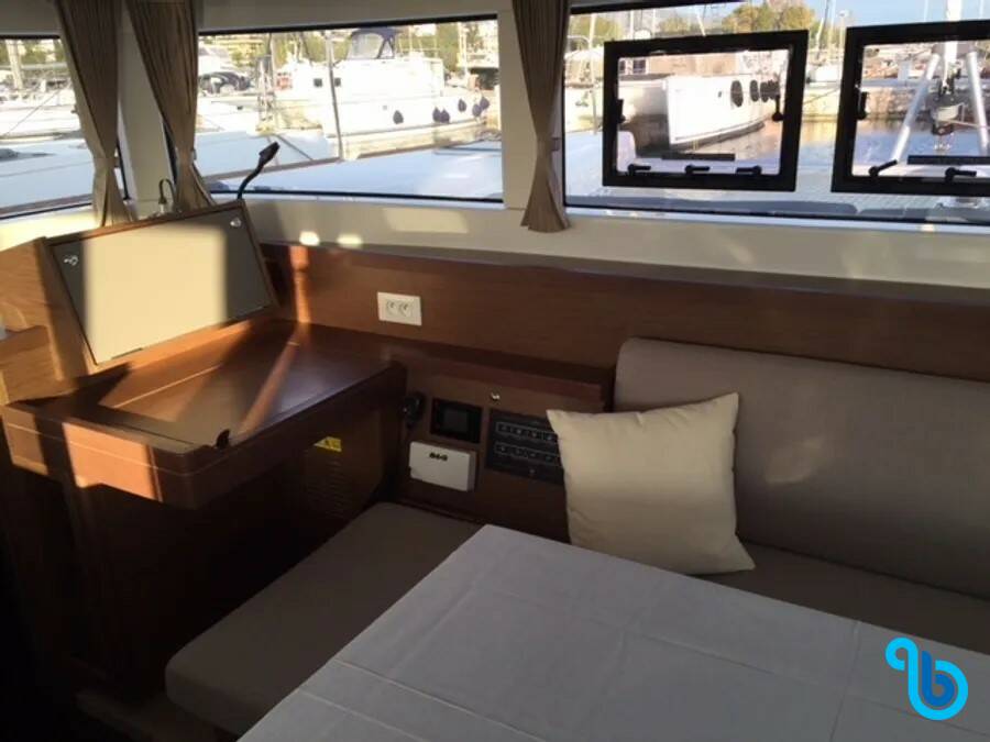 Lagoon 40, VICTOR (Solar Panels, Electric WC, 12 pax, convertible saloon table, 1 SUP free of charge)