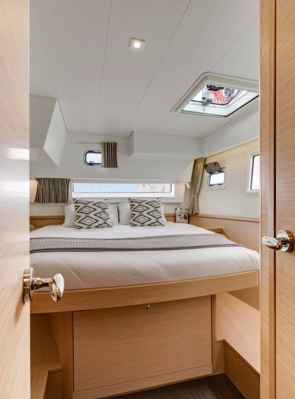 Lagoon 42, PERIWINKLE