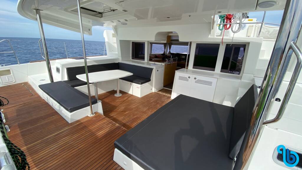 Lagoon 450  Flybridge, Fornes