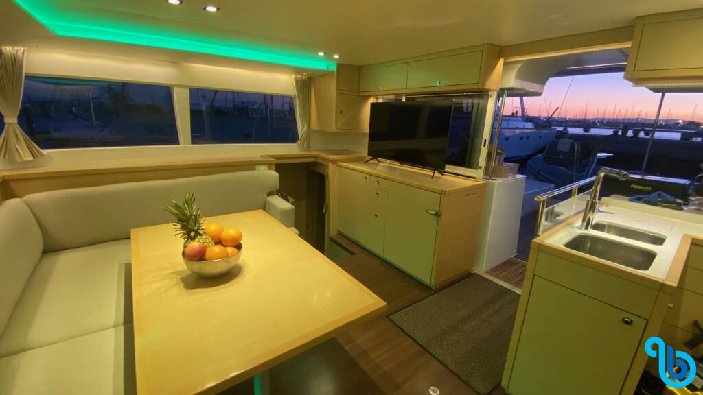 Lagoon 450  Flybridge, Fornes