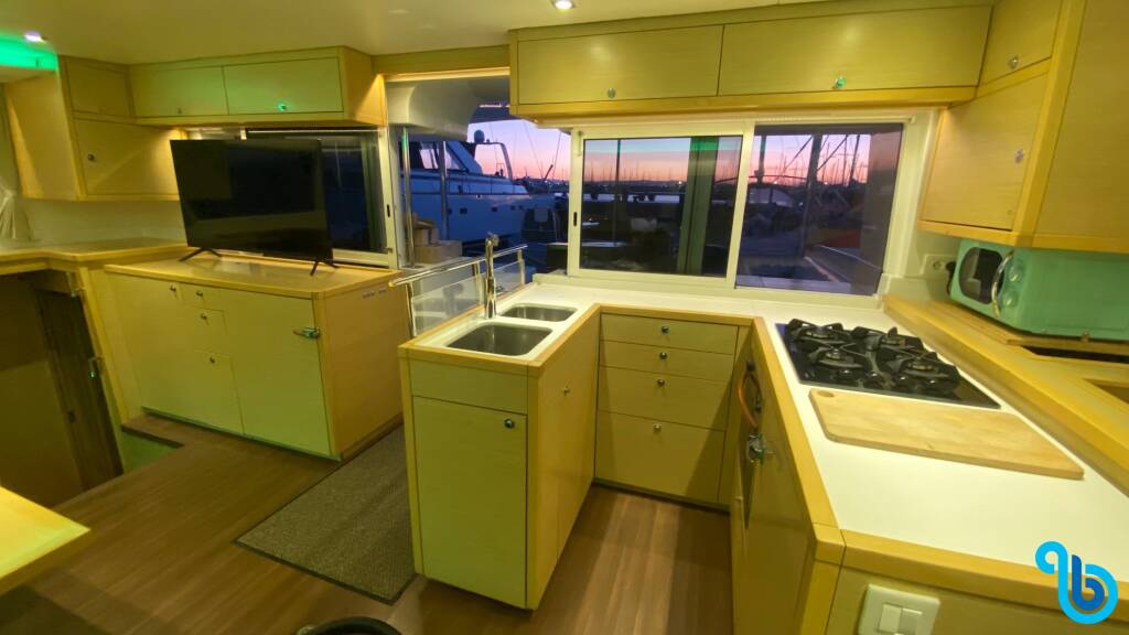 Lagoon 450  Flybridge, Fornes