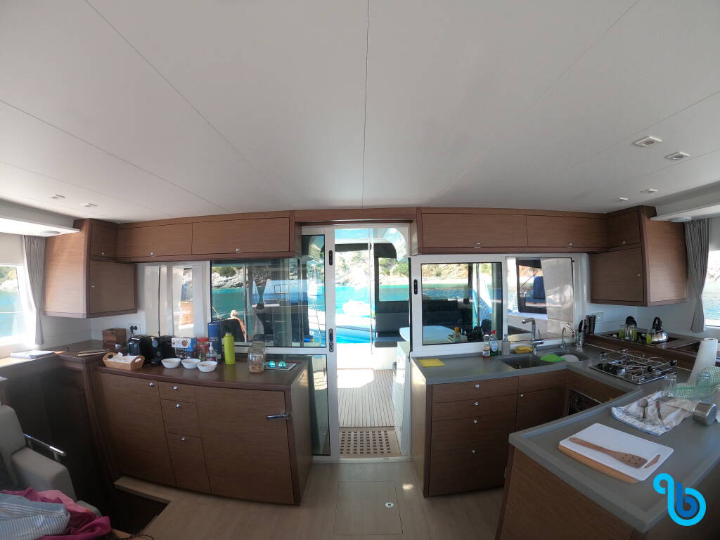 Lagoon 450  Flybridge, EVI (2 generators, air condition 71.000 BTU, water maker, 2 SUP free of charge)