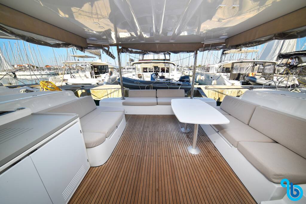 Lagoon 50, Lux