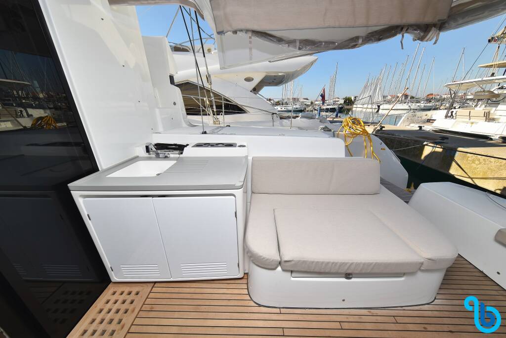 Lagoon 50, Lux